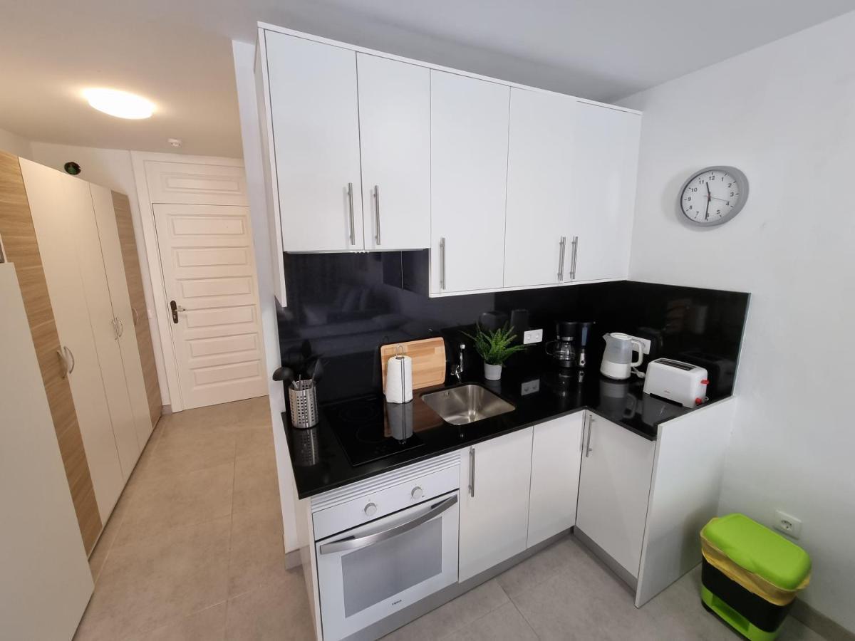 Studio No 2 Just 100 To Beach And Sea, Large Terrace, Heated Pool, Wifi, Aircondition For A Fee Playa de las Americas  Exterior photo