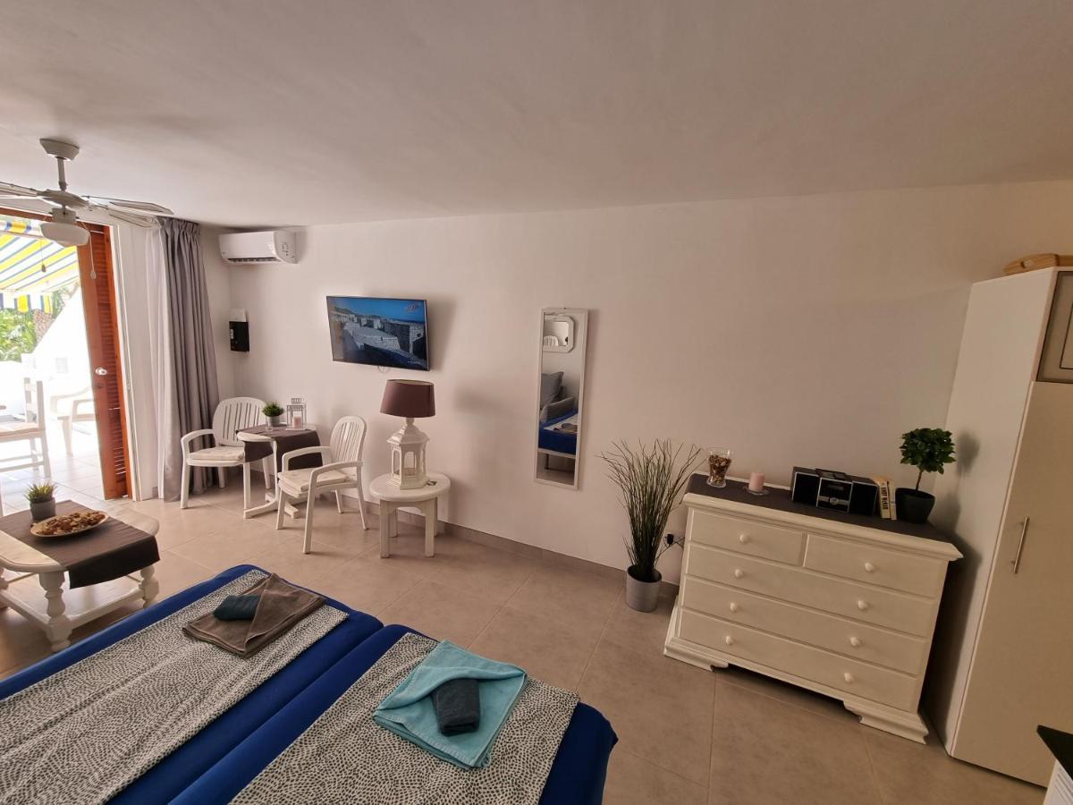 Studio No 2 Just 100 To Beach And Sea, Large Terrace, Heated Pool, Wifi, Aircondition For A Fee Playa de las Americas  Exterior photo